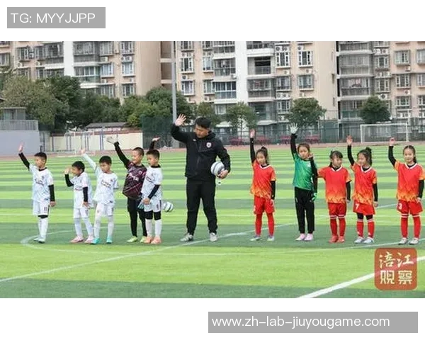 足球西西妹的精彩瞬间与成长历程探秘，追寻她在绿茵场上的梦想与坚持