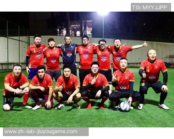 足球场上英雄梦球迷心中热血情